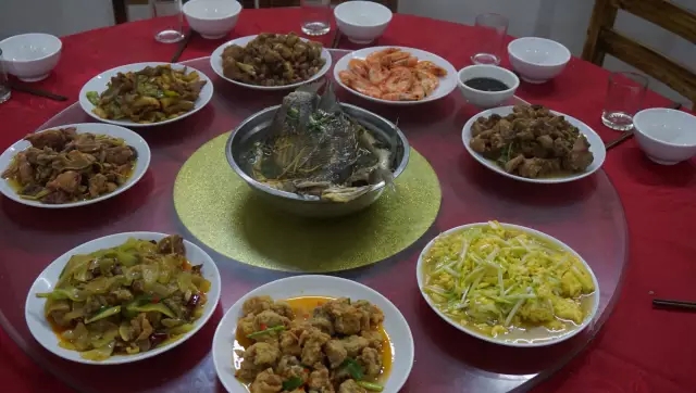 佳肴洋溢欢庆，蛋糕分享甜蜜！！富轩第四季员工生日会感恩来袭......