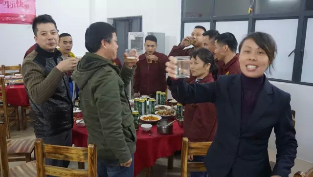 佳肴洋溢欢庆，蛋糕分享甜蜜！！富轩第四季员工生日会感恩来袭......