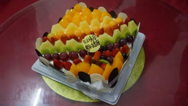 佳肴洋溢欢庆，蛋糕分享甜蜜！！富轩第四季员工生日会感恩来袭......