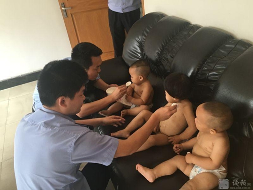 三个萌娃&ldquo;仗剑走天涯&rdquo;，父母在哪里？