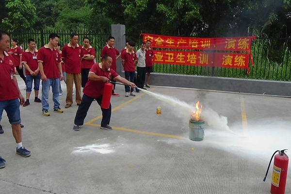 富轩门窗举行消防演习，全员提高安全防范意识
